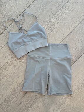 ALO Yoga Light Gray Athletic Bike Short set